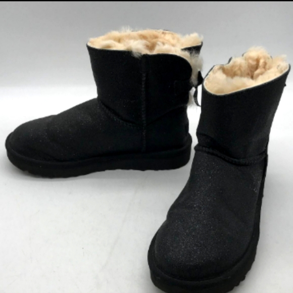 UGG Shoes - UGG GLITTER W/BOW SIZE 7